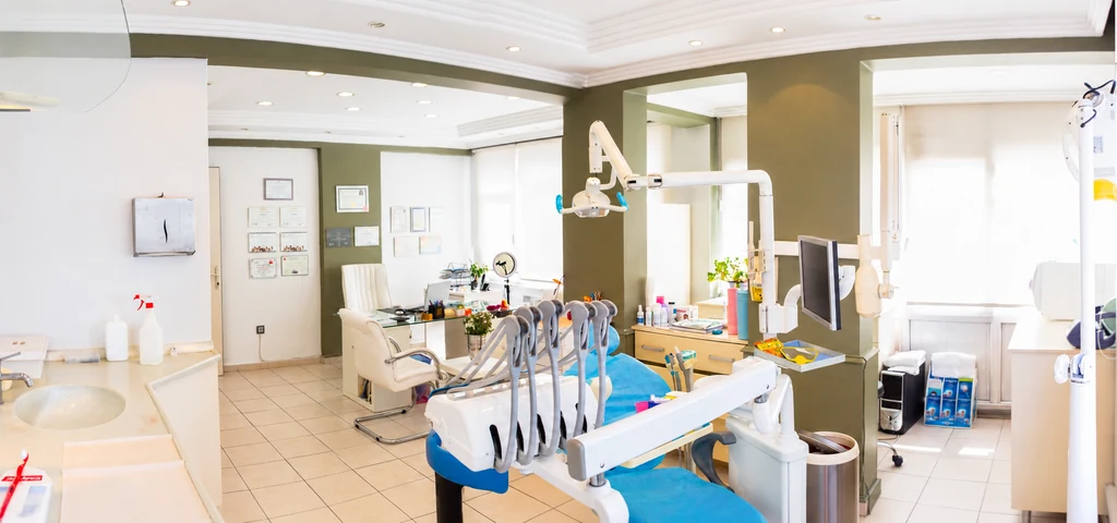 Bright treatment environment at Dt. Özlem Özcan's dental clinic in Istanbul, Turkey