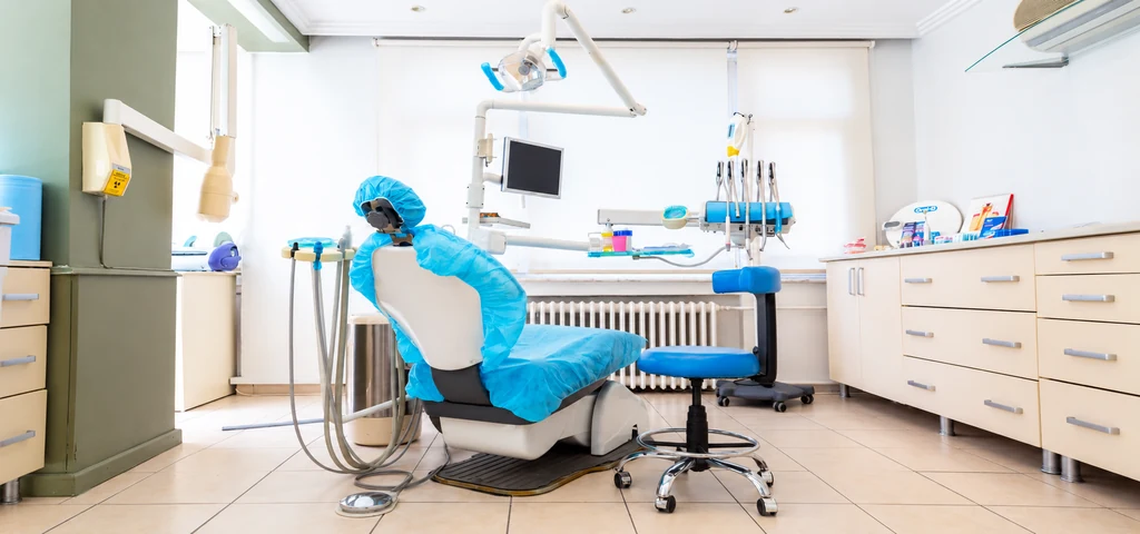 Gömülü diş ve 20 yaş dişi tedavisi için hazırlanan klinik operasyon odası
