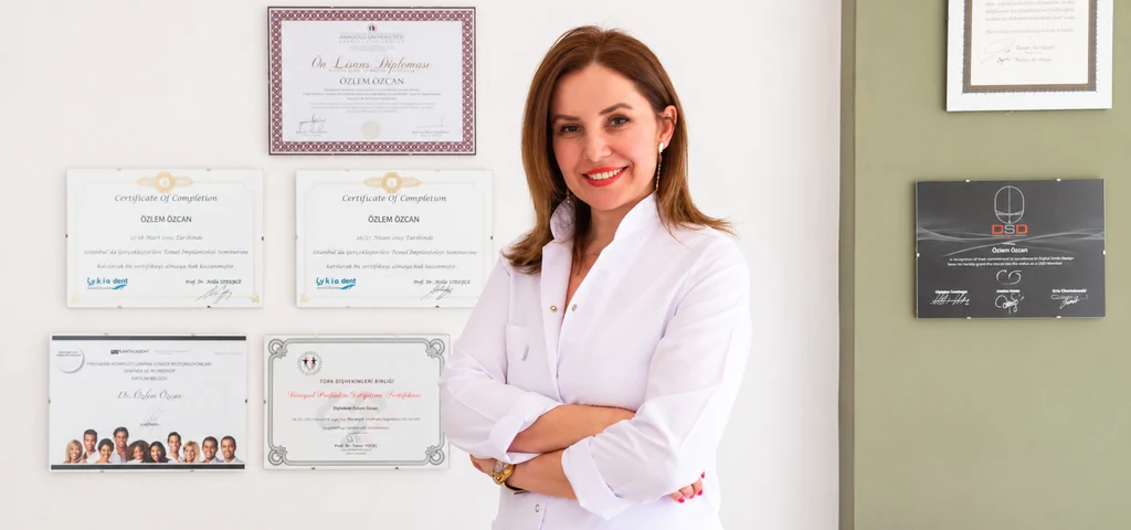 Dt. Özlem Özcan providing denture consultations in Istanbul