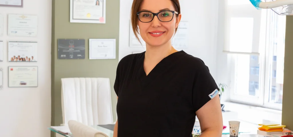 Dt. Özlem Özcan kanal tedavisi değerlendirmesi için klinikte
