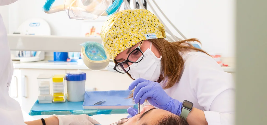 Dt. Özlem Özcan klinik tedavi uygulaması sırasında